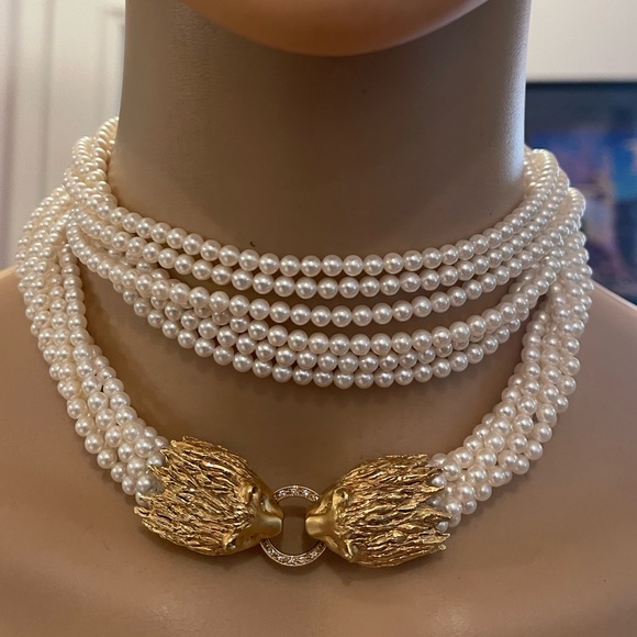 Genuine Pearl necklace with 18k lion heads clasp. Gorgeous! - Picture 1 of 17